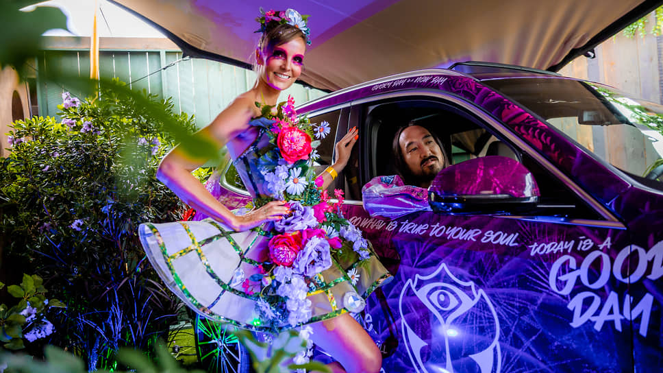 Июль 2022. Премьера полностью электрического BMW iX1 на бельгийском фестивале электронной музыки Tomorrowland, для которой была создана инсталляция «Волшебный лес радости» 