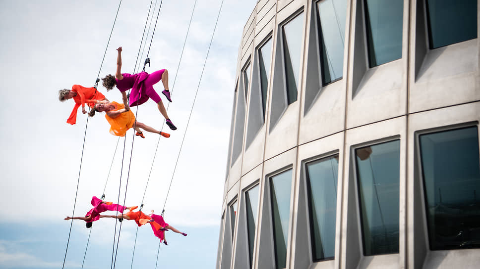 Июль 2022. Танцевальная группа Bandaloop, сочетающая танцы со скалолазанием и альпинизмом, во время своего выступления в честь 50-летия постройки здания штаб-квартиры BMW