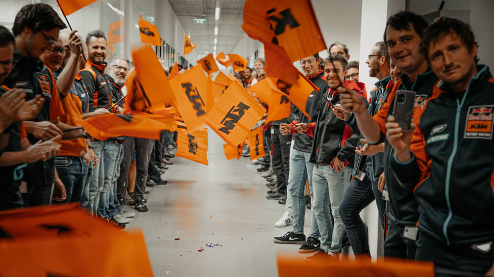 Сентябрь 2022. Работники завода KTM в австрийском городе Мундерфинг приветствуют французского мотогонщика Тома Виалле, который второй раз стал чемпионом мира по мотокроссу в классе MX2 в составе команды Red Bull KTM 