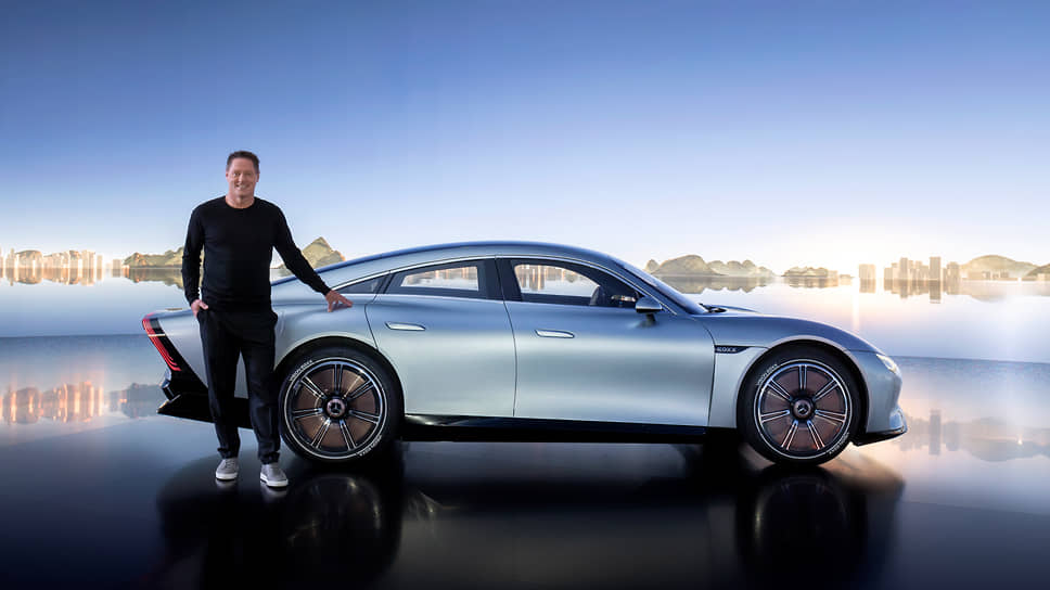 Январь 2022. Главный дизайнер Mercedes-Benz Горден Вагенер представил на выставке потребительской электроники CES 2022 в Лас-Вегасе концептуальный электрический седан Vision EQXX