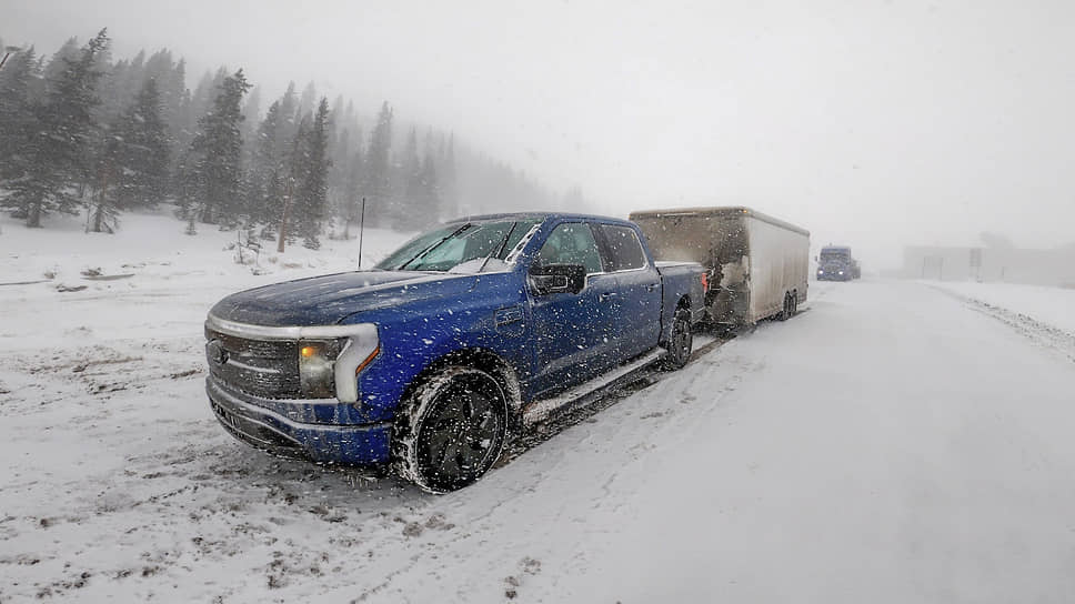 Март 2022. Пикап Ford F-150 Lightning тянет прицеп массой 4,535 тонны в самый холодный день в штате Колорадо за 123 года наблюдений