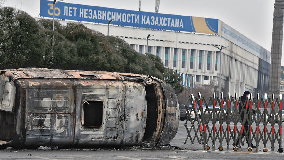 Январь 2022. Перевернутый и сожженный автобус в районе площади Республики в Алматы