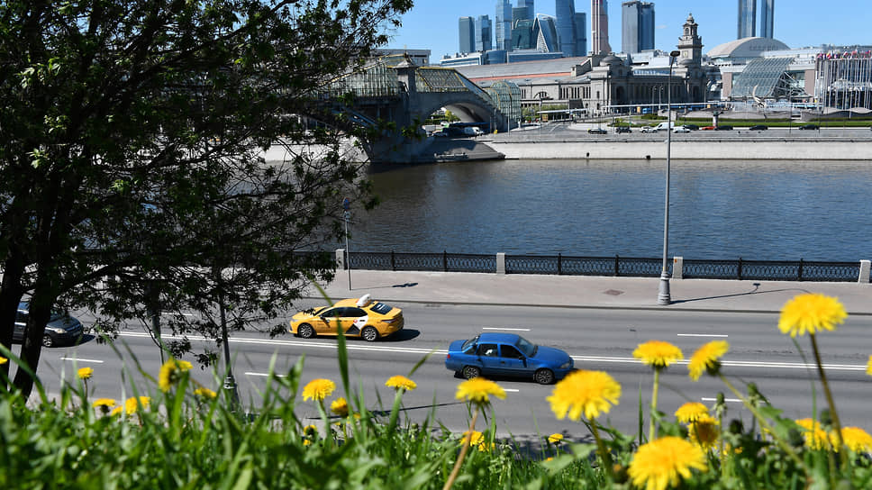 Май 2022. Мост Богдана Хмельницкого через Москва-реку