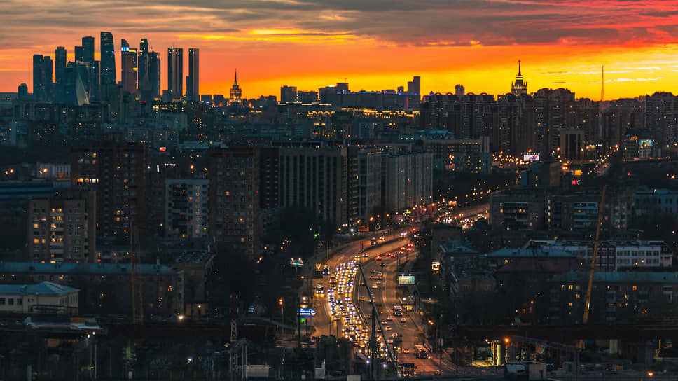Апрель 2022. Автомобильное движение в Москве на закате