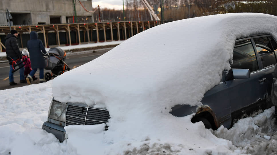 Февраль 2022. Заваленный снегом автомобиль в Москве 