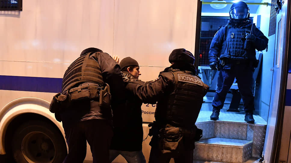 Февраль 2022. Сотрудники полиции во время задержания участников акции
