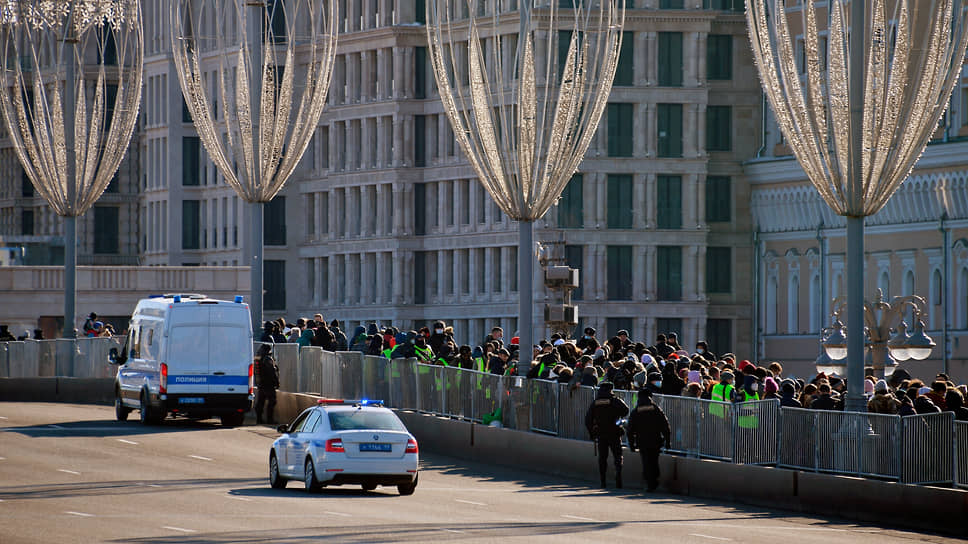Февраль 2022. Автомобили на Большом Москворецком мосту во время акции памяти политика Бориса Немцова в седьмую годовщину его убийства