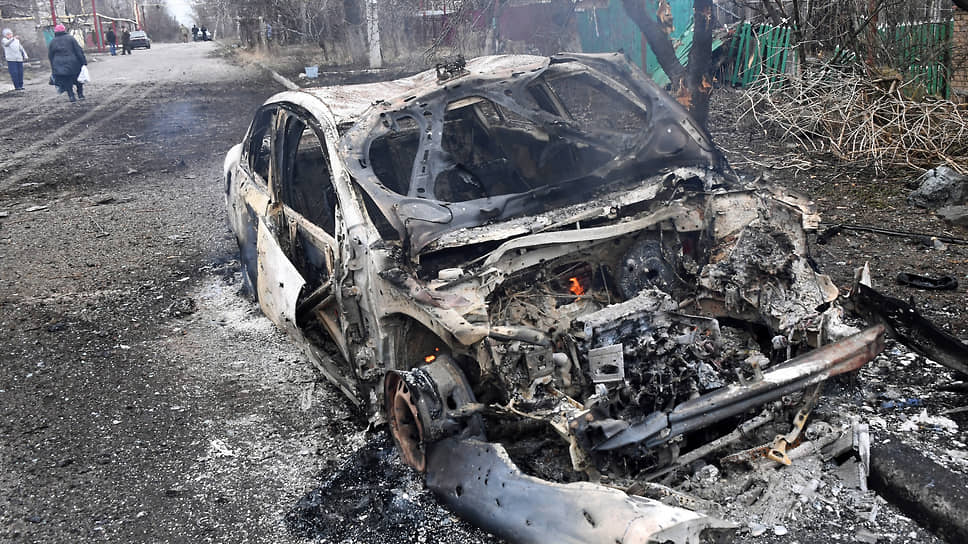 Февраль 2022. Пострадавший во время военных действий автомобиль в Донецкой области