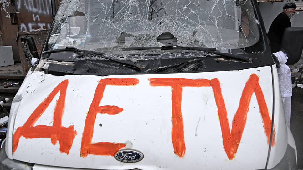 Апрель 2022. Последствия обстрела в Мариуполе. Надпись «Дети» на разбитом автомобиле