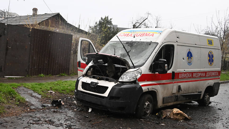Апрель 2022. Разбитый автомобиль скорой медицинской помощи в Мариуполе 