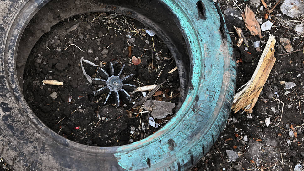Апрель 2022. Мариуполь.  Снаряд в бывшей цветочной клумбе, сделанной из автомобильной покрышки