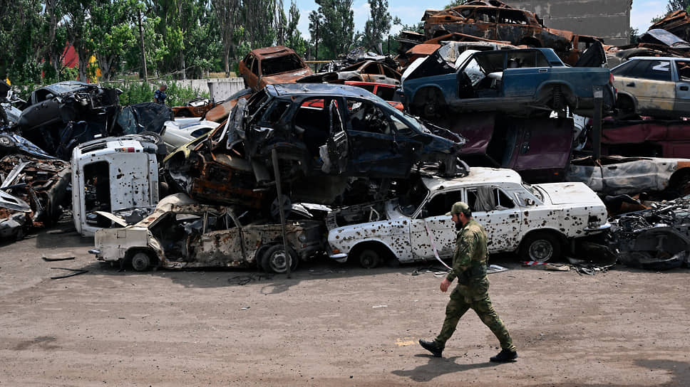 Июль 2022. Площадка разбитых и обстрелянных автомобилей после боевых действий в  Мариуполе