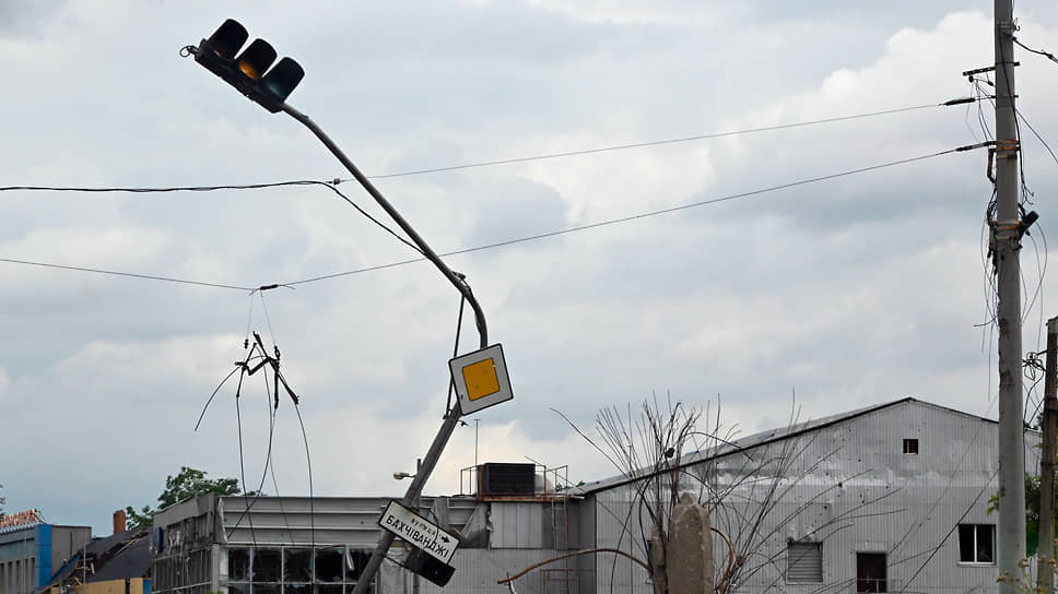 Июль 2022. Поврежденный светофор на одной из улиц  в Мариуполе