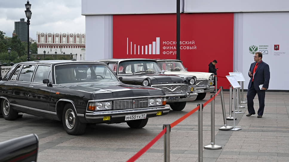 Сентябрь 2022. Выставка ретро-автомобилей на Манежной площади