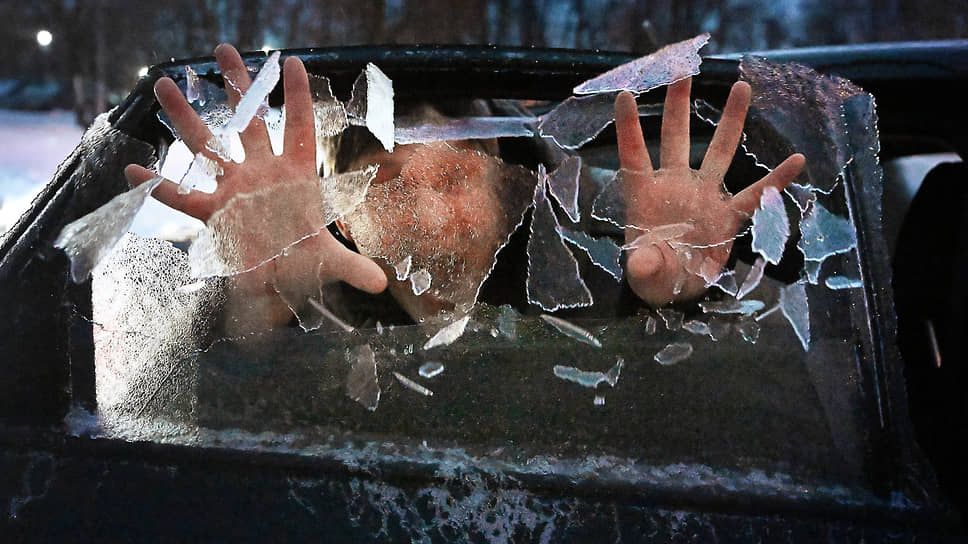 Декабрь 2022. Мужчина разбивает наледь на боковом окне автомобиля, образовавшуюся после «ледяного дождя»