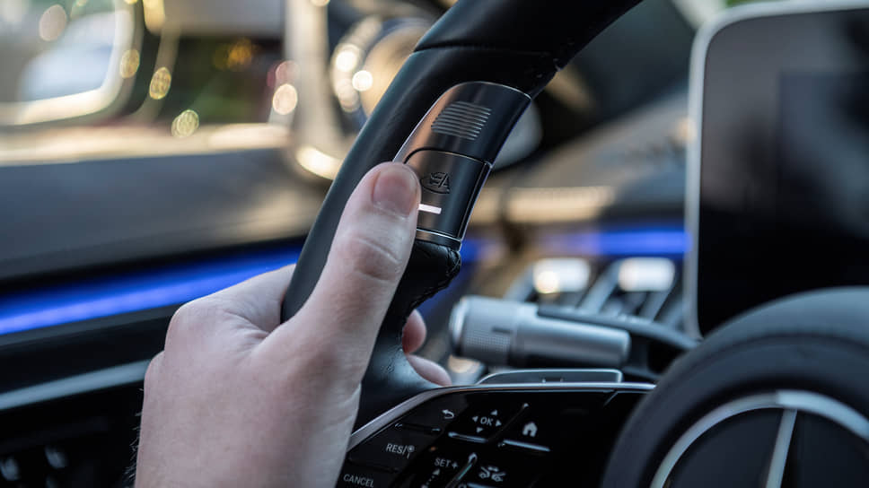 Органы управления системой автономного вождения 3-го уровня Drive Pilot на рулевом колесе автомобиля Mercedes-Benz. Эта немецкая автомобильная компания стала первой, которая прошла сертификацию в штате Неваде, США, дающую право использовать автомобили с системой Drive Pilot на дорогах общего пользования