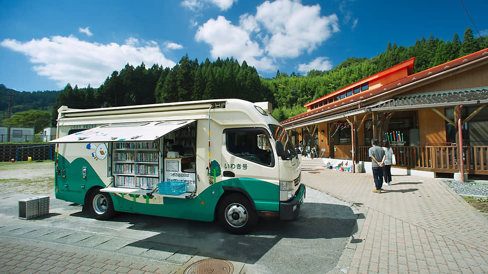 Мобильная библиотека на базе грузовика FUSO Canter в японском городе Фукусима