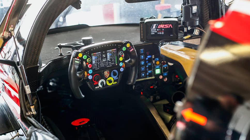 Руль и приборная панель спортивного Porsche 963, который дебютировал в гонке «24 часа Дайтоны» в американском штате Флорида в последний уикэнд января