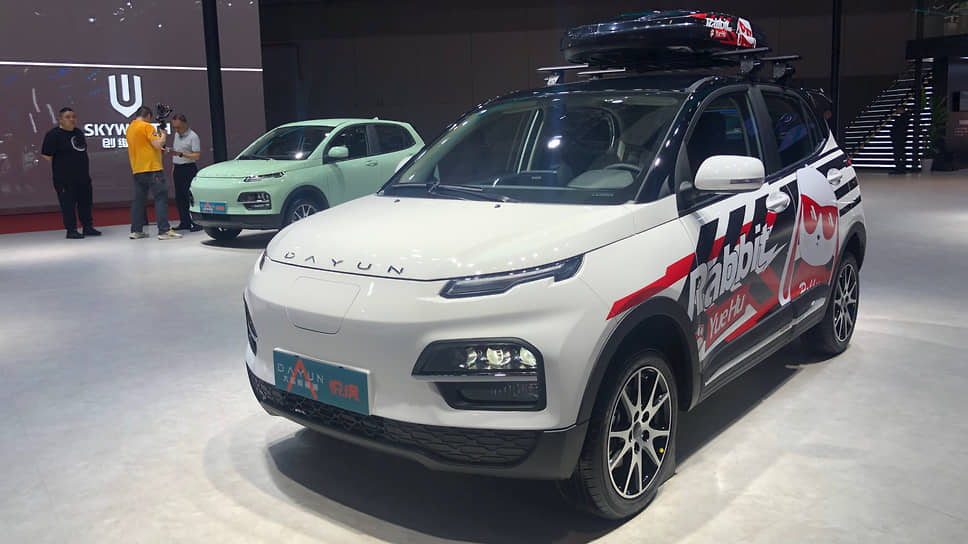 В то время как у марки Wuling, которая удерживает за собой первенство по производству самых недорогих китайских автомобилей, стенда в Шанхае не было, это не значит, что на салоне не было представлено бюджетных машин. Например, можно было пощупать новинку прошлого года, Dayun Yuehu SUV, который в Китае продается за 75,5 тыс. юаней, что эквивалентно 900&amp;#8198;тыс. руб.