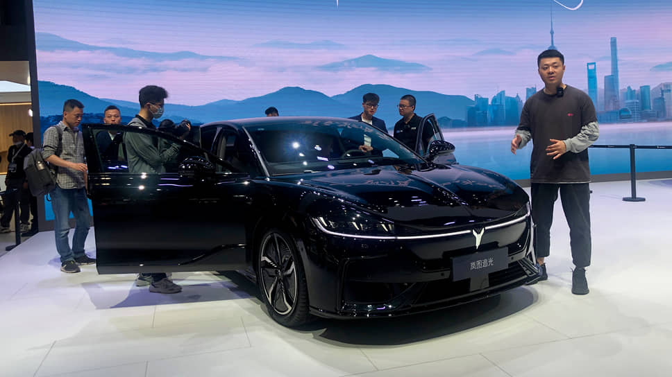 Еще один дебют Шанхайского автосалона — серийный полноприводный электрический седан премиум-класса Voyah Passion, на который уже можно оформить предварительный заказ в России