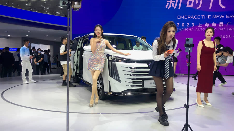 Девушки-стриммеры на одном из стендов Шанхайского автосалона. Прямые трансляции, которые ведут молодые девушки, в Китае безумно популярны. При этом зачастую неважно, что именно делает девушка во время трансляции — ест, танцует или рассказывает про новый автомобиль