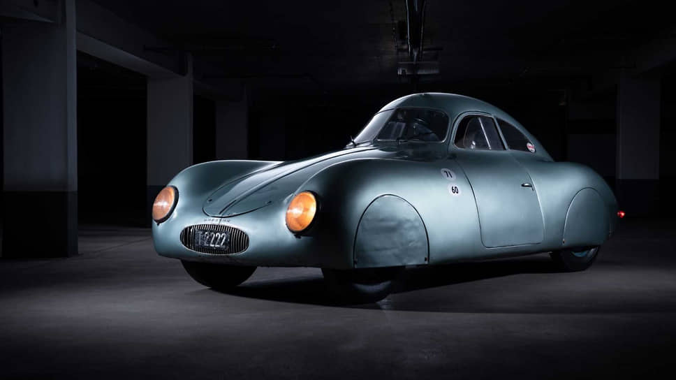 Номинально первым спортивным купе, созданным Порше, можно считать Porsche Type 64, построенный в 1939 году для автомарафона Берлин-Рим в количестве трех штук. Оппозитный мотор воздушного охлаждения, расположенный в задней части кузова и развивавший всего 50 л.с. разгонял купе до 160 км/ч. До сегодняшнего дня уцелел всего один экземпляр Type 64