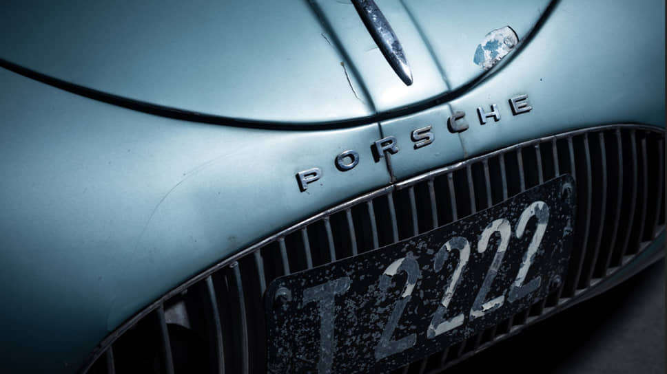 Считается, что буквы Porsche на кузов Type 64 клеил сам Фердинанд. Сегодня этот дизайнерский прием — название марки или модели, написанное заглавными буквами «с разрядкой» — используют многие автопроизводители. В том числе Lada