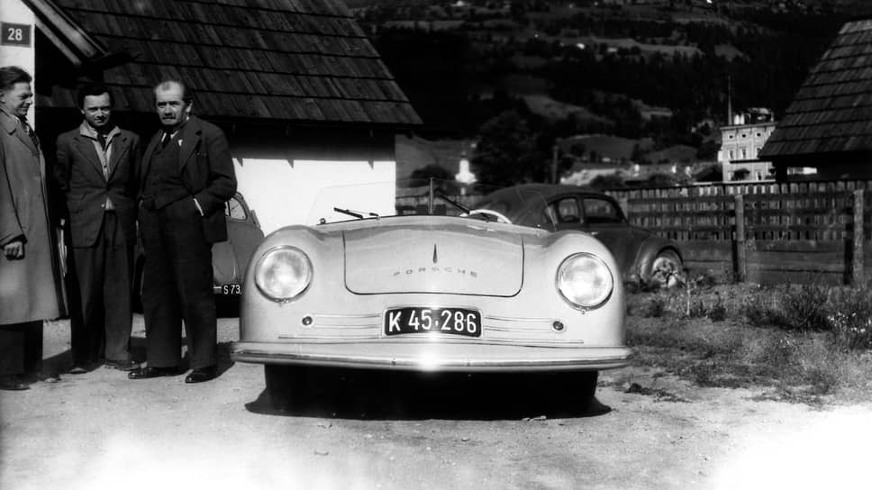 Первым серийным автомобилем марки принято считать Porsche 356. Он был сконструирован Ферри Порше — сыном Фердинанда Порше — и Эрвином Комендой. Непревзойденные аэродинамика и управляемость плюс качество ручной сборки быстро принесли модели известность. На фото: Ферри Порше (в центре), его отец Фердинанд Порше (справа), Эрвин Коменда (слева) и Porsche 356, 1948 год