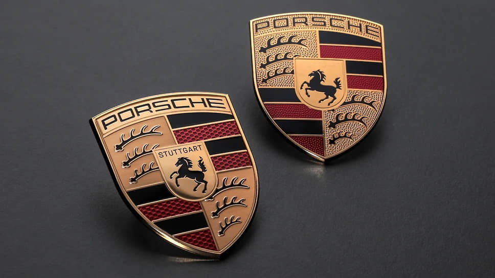 Эмблема Porsche несет на себе черно-красные полосы и оленьи рога — элементы герба земли Вюртемберг. Гарцующий жеребец в позаимствован с герба города Штутгарта. Этот логотип Porsche появился в 1952 году, когда марка вышла на рынок США. Эмблема постоянно немного меняется — последний раз это случилось в мае нынешнего года