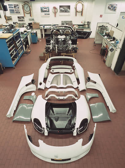 Еще одна инновация, пришедшая из мира гонок — Carrera GT, первый серийный автомобиль, в конструкции которого было применено шасси-монокок из карбона. Шасси, весом всего около 100 кг, было сконструировано на архитектуре прототипа GT1 выигравшего Ле-Ман в 1998 году