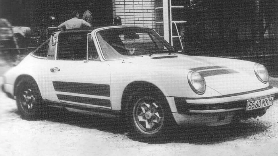 Но автомобили марки Porsche были в России и до того. В конце 70-х годов в Москве можно было увидеть 911 Targa с надписью «ГАИ» на борту и маячками спецсигналов на крыше