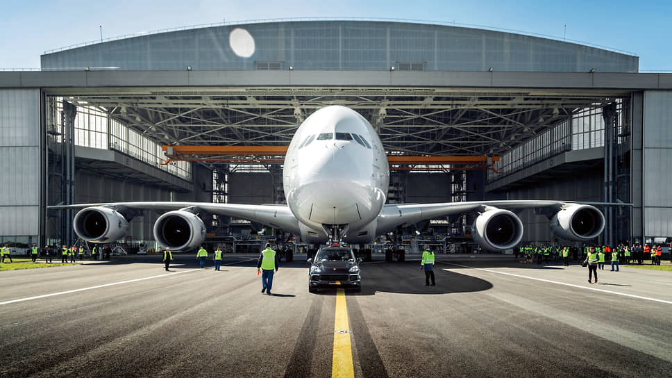 В 2017 году, чтобы доказать, что Cayenne — не рафинированный кроссовер, а настоящий трудяга-внедорожник, Porsche в сотрудничестве с Air France устроила зрелищную пиар-акцию. Cayenne S Diesel, оснащенный 385-сильным турбированным дизельным мотором, взял на буксир самый большой в мире пассажирский авиалайнер Airbus A380 массой 285 тонн и протащил его 42 метра