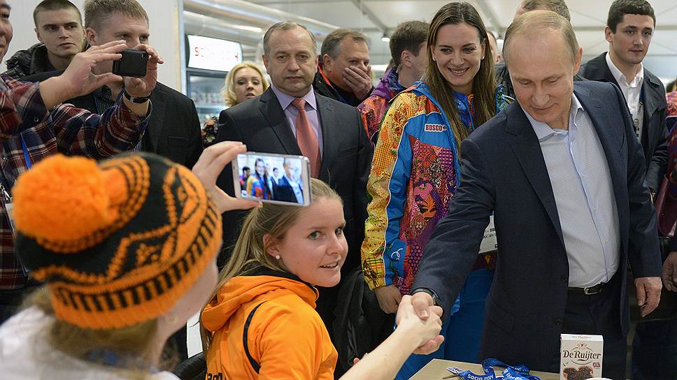 Появление Владимира Путина в столовой отвлекло внимание голландских спортсменок (на переднем плане) от поглощения вкусной и здоровой пищи. Недобранные калории они добрали смехом и фотографиями