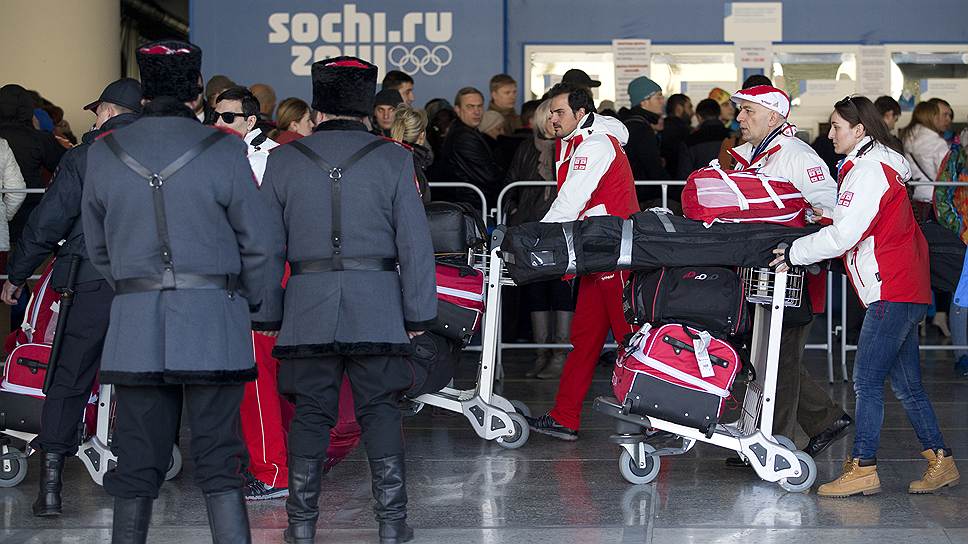 В аэропорту казаки приставлены встречать прилетающих, а в целом находятся в полном подчинении полиции
