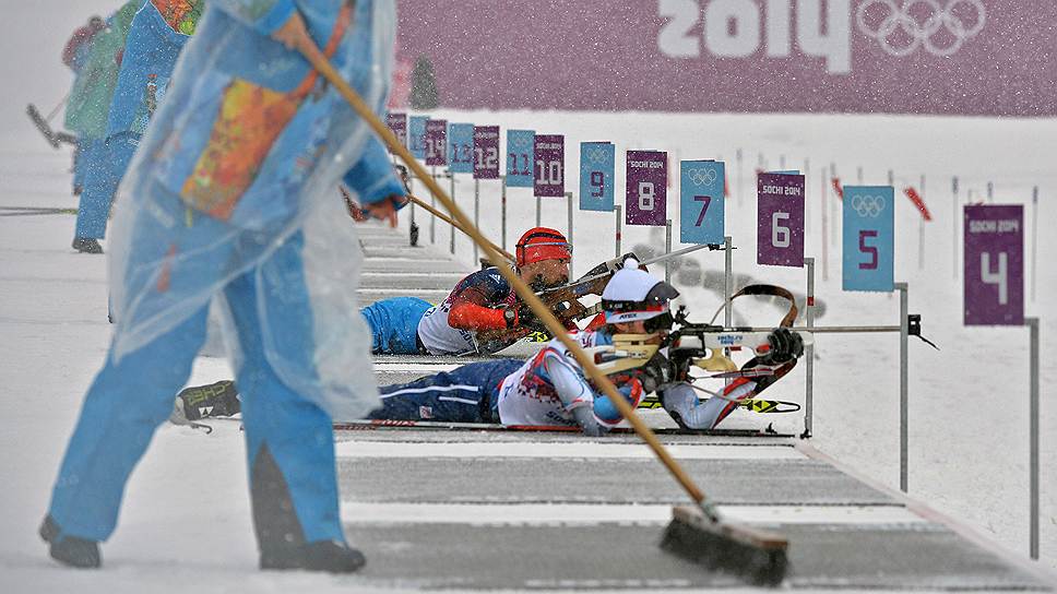 Стрелять сквозь снег было непросто, но норвежец Эмиль Хегле Свеннсен каким-то образом настрелял себе на золотую медаль 