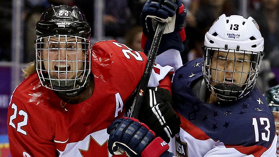 35-летняя форвард сборной Канады Хейли Викенхайзер (слева) после победы над командой США стала самым титулованным игроком в хоккей &amp;mdash; на ее счету четыре олимпийских золота и одно серебро