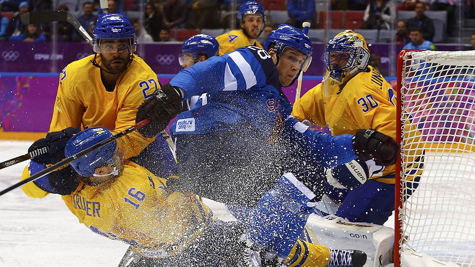 Шведские хоккеисты (в желтой форме) грамотно отражали отчаянные атаки сборной Финляндии в заключительном периоде и довели матч до победы 