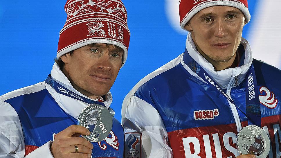 Лыжники Максим Вылегжанин (слева) и Никита Крюков (справа), серебряные призеры в соревнованиях по командному спринту
