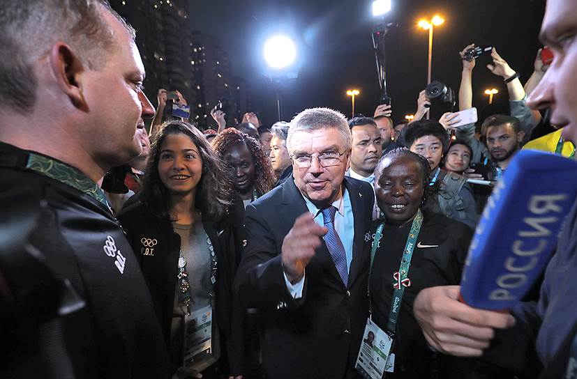 Президент МОК Томас Бах приветствовал сборную беженцев, но предпочел не обратить внимания на сборную России