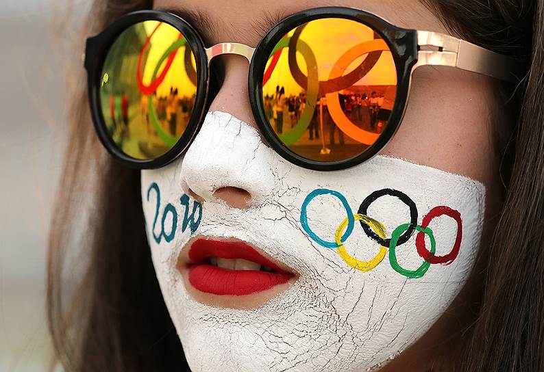 Рио-де-Жанейро, Олимпийский парк. Чтобы сфотографироваться с олимпийскими кольцами, болельщики готовы стоять в очереди