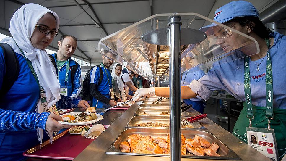 В главной столовой Олимпийской деревни на выбор предоставляются блюда четырех национальных кухонь: бразильской, мировой, азиатской и макаронной