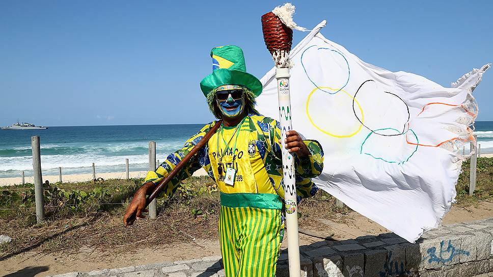 Болельщик команды Бразилии с олимпийским факелом