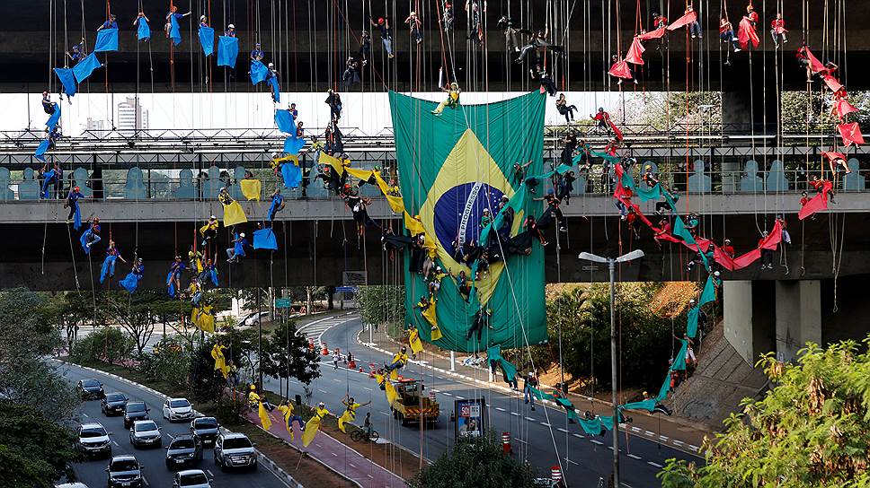 Жители Сан-Паулу живо интересуются Играми. Но по мере удаления от олимпийских объектов этот интерес приобретает все менее очевидные для взгляда досужего наблюдателя формы