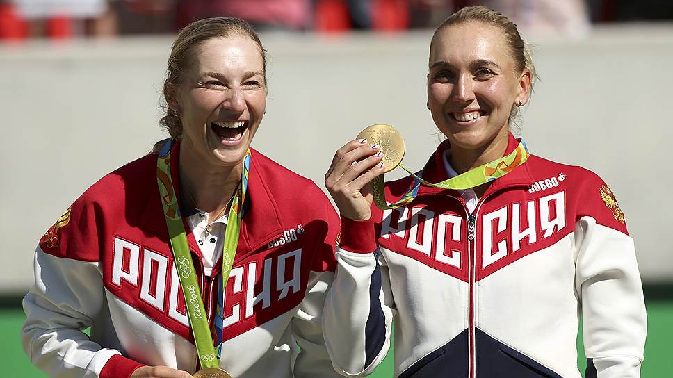 Екатерина Макарова (слева) и Елена Веснина завоевали для сборной России седьмую золотую медаль на Играх в Рио