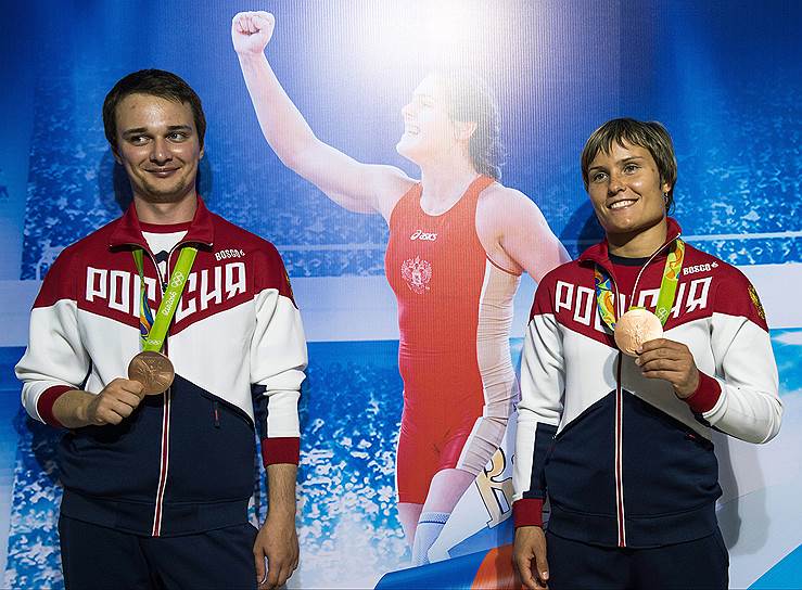 Дзюдоистка Наталья Кузютина стала бронзовым призером в категории до 52 кг, а стрелок Владимир Масленников (слева) — в стрельбе из пневматической винтовки с десятиметровой дистанции
