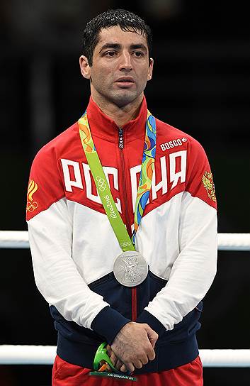 Серебряный призер Игр-2016 в категории до 52 кг боксер Миша Алоян во время церемонии награждения
