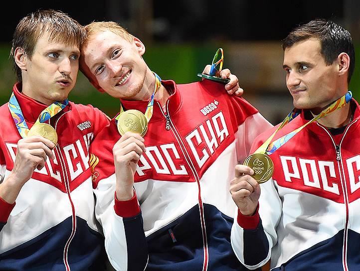Фехтовальщики Алексей Черемисинов (слева), Артур Ахматхузин и Тимур Сафин (справа) — олимпийские чемпионы, победители командного турнира рапиристов. Тимур Сафин также стал бронзовым призером в личном зачете
