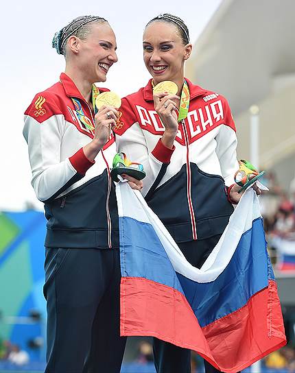 Синхронистки Светлана Ромашина (слева) и Наталья Ищенко не только выиграли первенство среди дуэтов, но и в составе группы стали чемпионками в командном турнире
