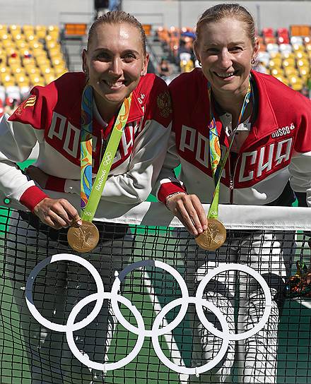 Теннисистки Елена Веснина и Екатерина Макарова — победительницы Олимпийских игр в Рио в парном разряде
