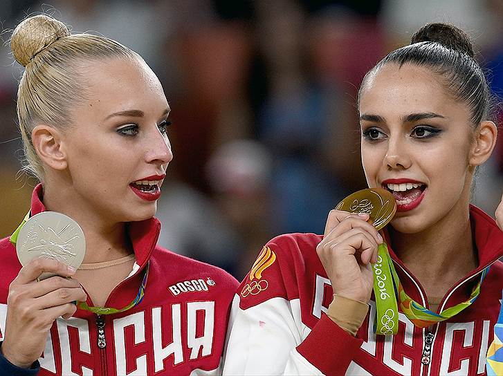 Маргарита Мамун (справа) выиграла олимпийский турнир по художественной гимнастике в личном многоборье, Яна Кудрявцева стала серебряной медалисткой
